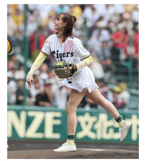 トラウデン直美、始球式でミニスカ美脚披露！甲子園のファン魅了