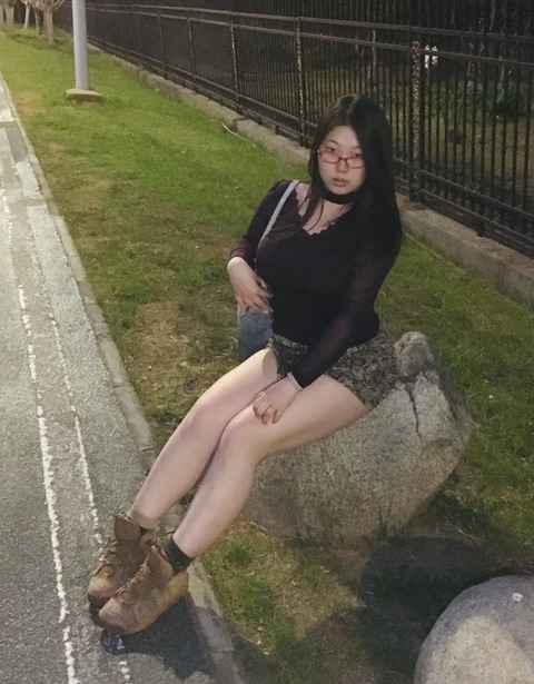 【画像】地味メガネまんさん「顔は0点だけど身体は100点と言われます」