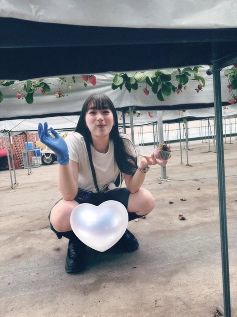 足立梨花ちゃん(33歳)。 スタンプでパンツを隠す ♥