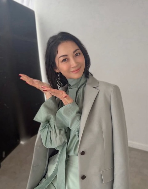 49歳、信じられない！ 女優  伊東美咲、現在の姿「めっちゃ綺麗」「セレブ」