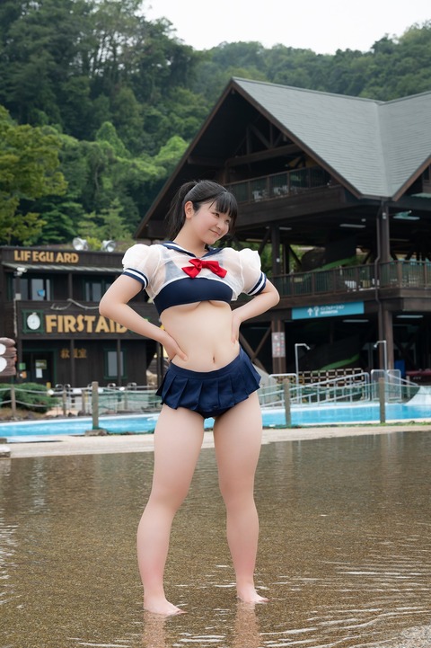 【悲報】グラドルさん、セーラー服から下乳をはみ出してしまう