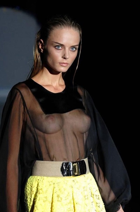 おっぱい丸出しファッションショー