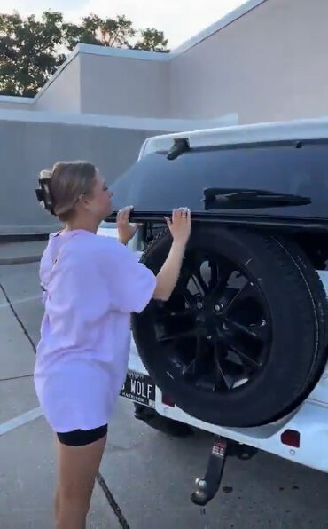 【動画】まんさん「やだ、タイヤが邪魔でドア閉まらない!」