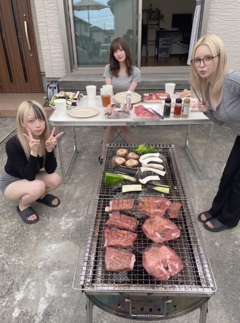 【画像】隣ん家のギャル、焼肉パーティ開始