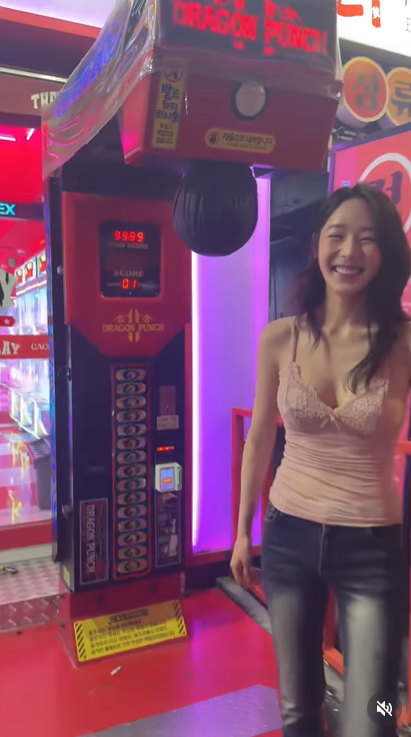 【悲報】20代女性さん、おっぱいを放り出しながらパンチングマシーンをやってしまう…