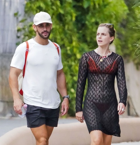 【画像】エマ・ワトソン(35)、三角ビキニの上に透けドレスだけのド変態ファッションでハイキングに出かけSNS騒然