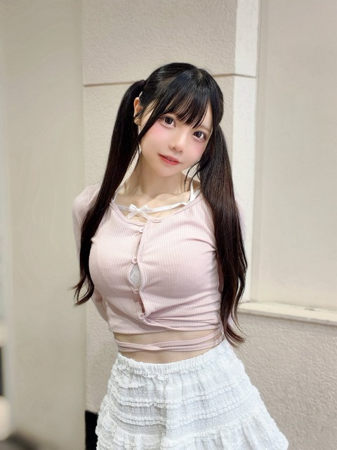 【画像あり】身長150cmの童顔アイドル、おっぱいがデカすぎてボタンがはち切れそう