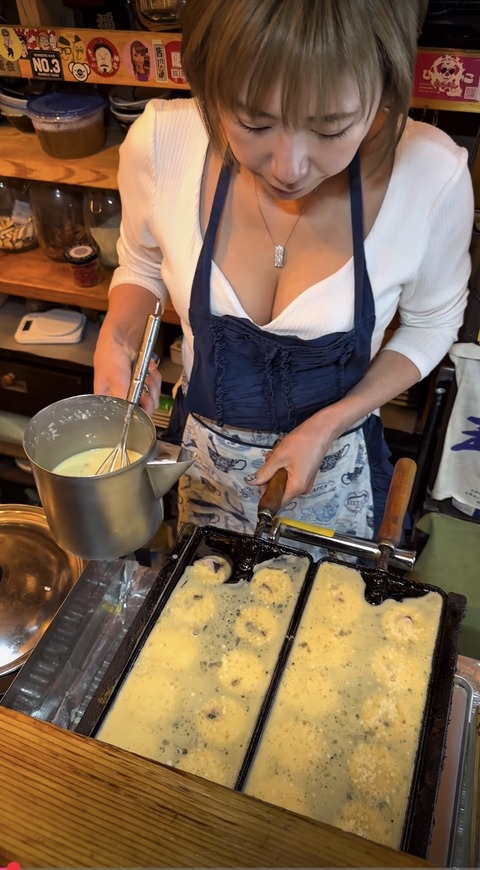 【画像】大阪の美人店主が焼く絶品明石焼きがこれ