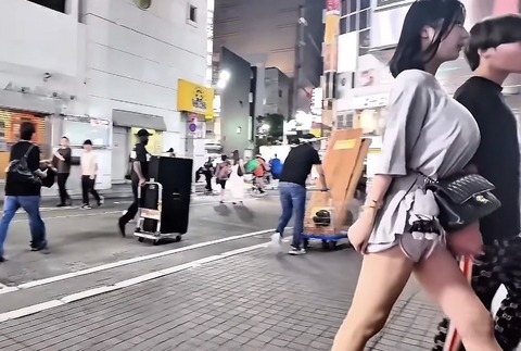 【画像】こんなおっぱい女を連れて歩いてたらおっぱい星人だと思われるだろ😳