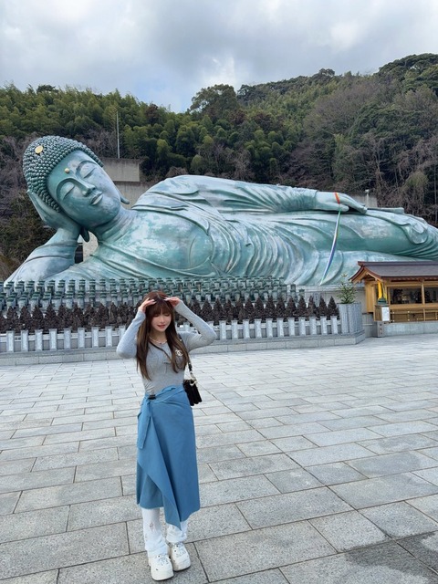 【画像あり】女性「南蔵院参拝まさかのミニスカ禁止で群青色のデカ布巻かれた」