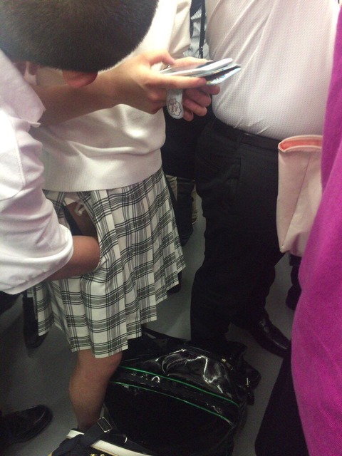【画像】電車内で手マンwwwwwwwwwwwwwwwwwwwwwwwwwwwwwwwwwwwwwwwwwwwwwwwwwwwwww