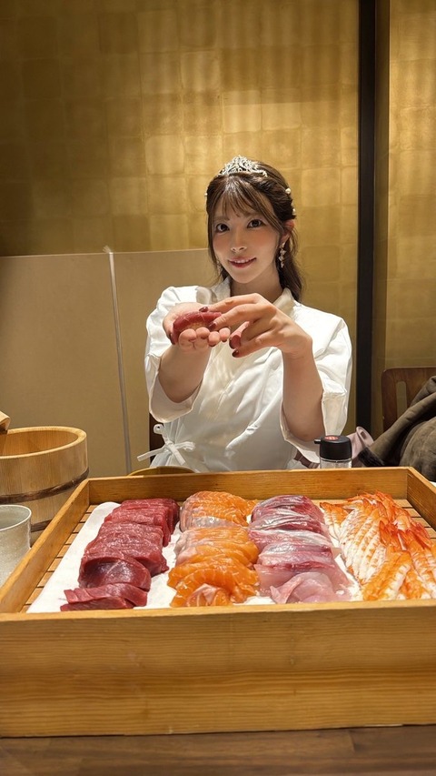 【画像あり】元AV女優 上原亜衣さん(33)が寿司を握る→「女は寿司握るな」