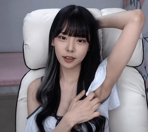 【悲報】美人アナウンサーさん、エロチャット嬢に転身してしまう……