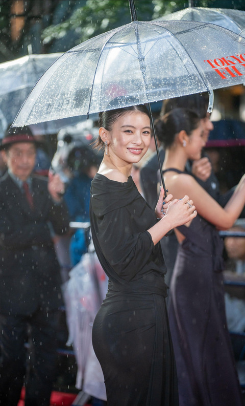 【朗報】女優 出口夏希さん(25)なかなかしっかりとした尻だと話題