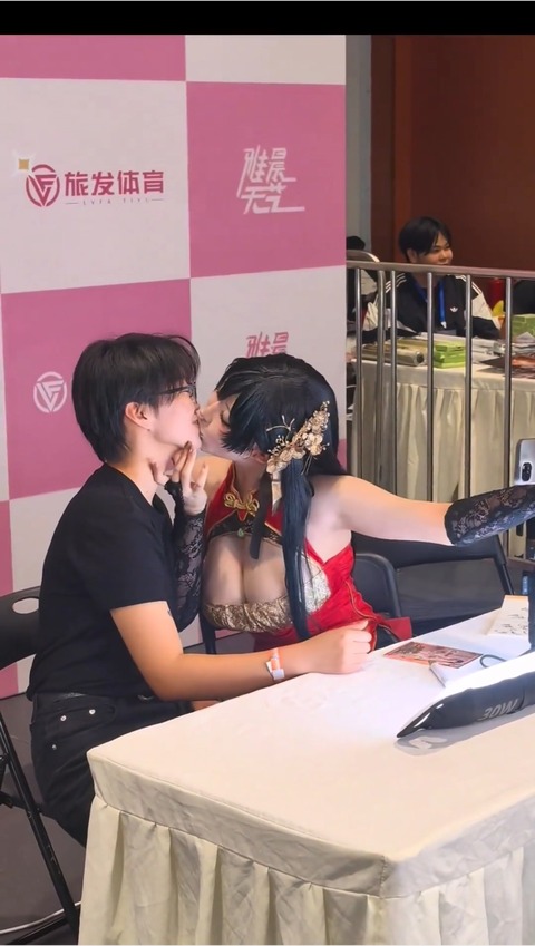 【悲報】中国人女コスプレイヤー、ついにイベント中にファンにキスして終わる
