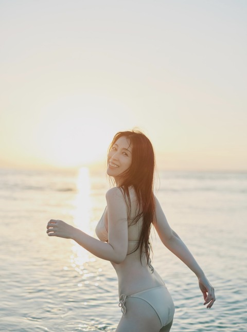 雛形あきこ(48歳) 22年ぶり写真集発売　水着グラビアにも挑戦