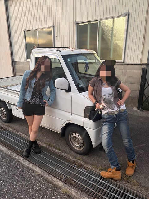【画像あり】ギャル娘、父の軽トラを1年以上自分の車として乗り、ギャル仲間と軽トラに乗ってご飯を食べに行ってる