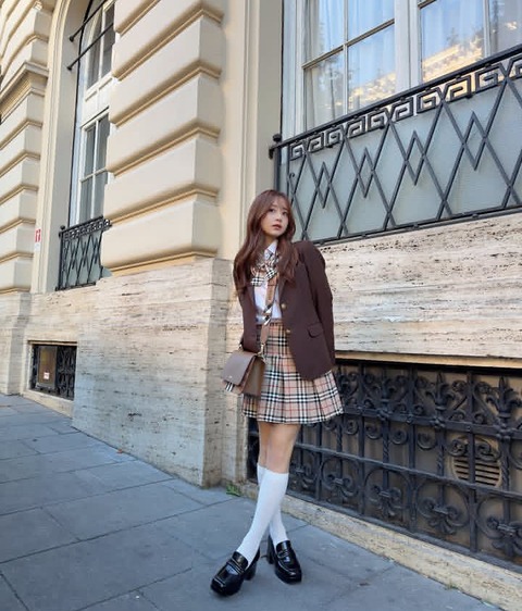森香澄、“制服コーデ”をローマで披露　「めっちゃかわいい」