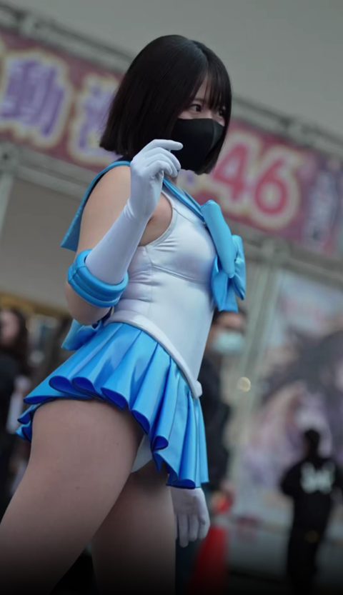 セーラーマーキュリーのコスプレイヤーさん、おパンティーがチラチラしてしまうwww