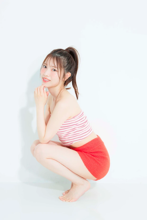 声優 石原夏織さんのしなやかボディ（全身写真）