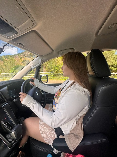 爆乳女、運転してくれる上におっぱいも見せてくれる