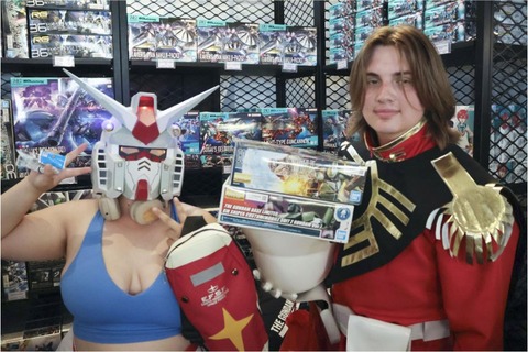 初代ガンダムのコスプレ、エッチすぎる