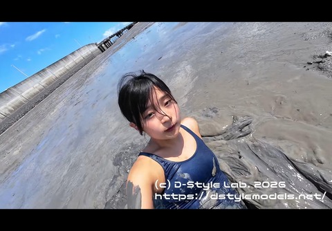 【画像】スクール水着女子がヘドロに浸かる動画、一部の異常性癖者にブッ刺さる🌚