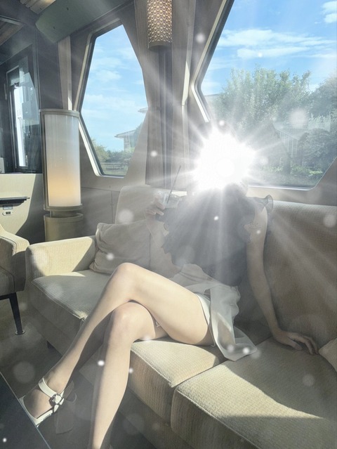 【画像】20歳美人モデルさん「誰かこの写真顔だけ明るく出来たりしますか？」→「承知した」→20万いいね