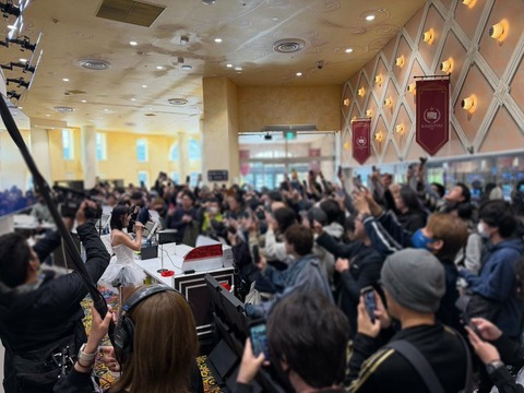 「パチンコ店とは思えん」人だかりで店内騒然！タレント天羽希純の衝撃写真に「来店えぐすぎだろ」の声😲