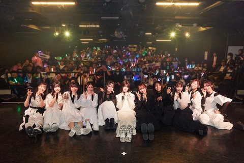 【画像】1万人から選ばれた秋元康プロデュースのアイドルグループ「ホワイトスコーピオン」のライブの様子がこちら