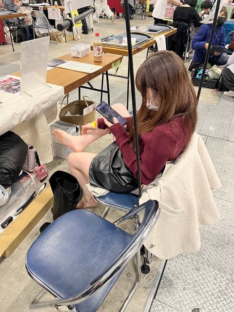 【画像】女性スタッフ、ブーツに素足でめちゃくちゃ足がくさそう