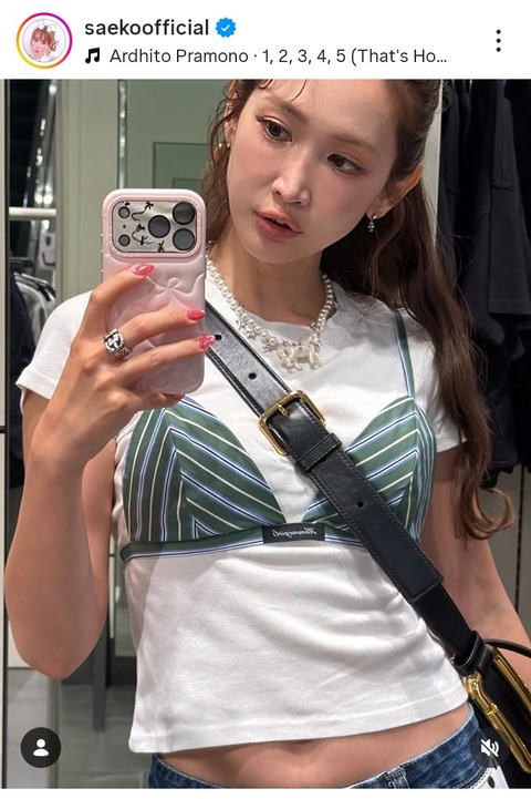 紗栄子　Tシャツの上に“ブラ風ウェア”　最先端ファッションに分かれる賛否…
