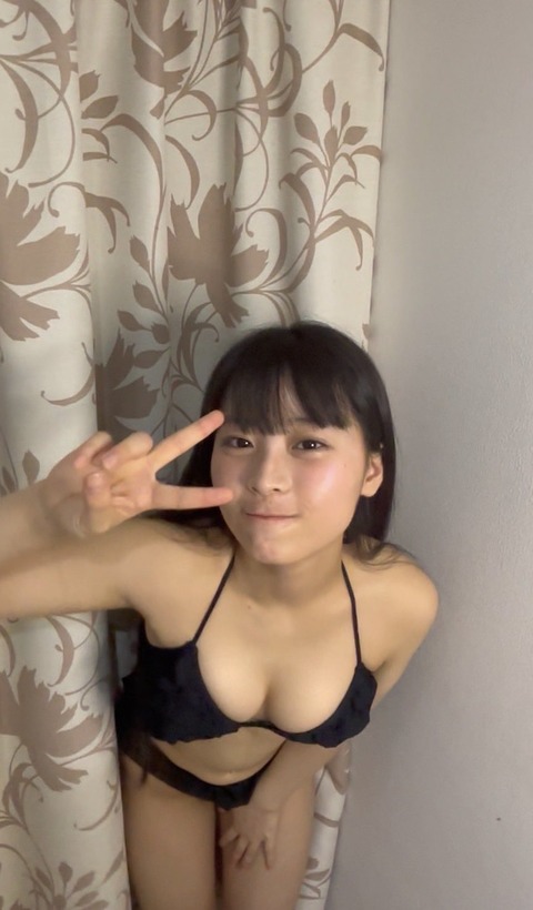 【画像】ミスマガグランプリを目指す現役女子高生、自宅で水着を着てポーズの練習を俺らに見てもらう