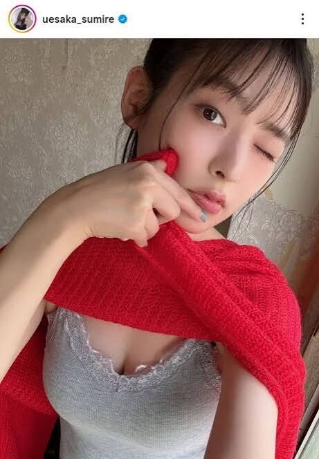 上坂すみれ（３４）スキマから谷間…「けしからん身体」