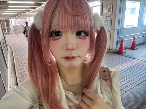 【画像】地雷系メイク卒業した女の子、めちゃくちゃ可愛くなる