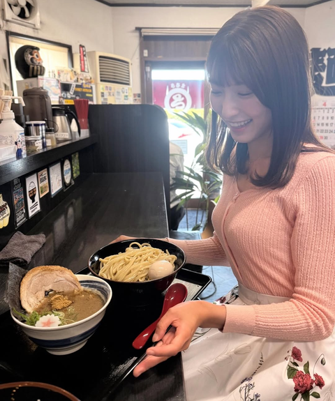 【画像】地方女子アナ「つけ麺食べまーす」