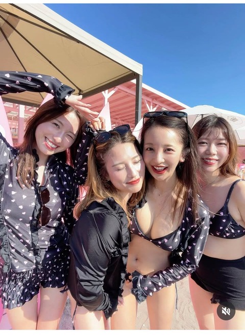 板野友美 大胆なビキニ姿を披露し騒然 「子どもいるの？」「露出は控えた方が…」「水着姿、素敵」