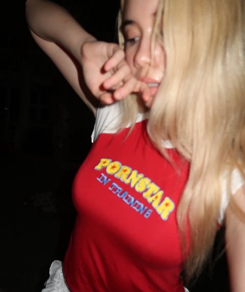 【朗報】アメリカの18歳美少女、エロ配信を始めて3時間で1億5000万円稼ぎFire達成