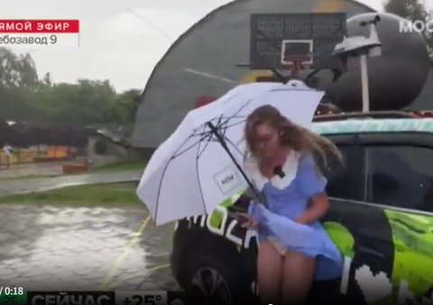 【動画】ロシアの美人お天気キャスターさん、中継中に少し見せパンが見えてしまう