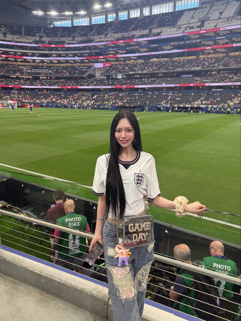 【画像】日本人まんさん「W杯スタジアムに来た！ｗ」ﾊﾟｼｬ　👉炎上ｗｗｗｗｗｗｗｗｗｗ