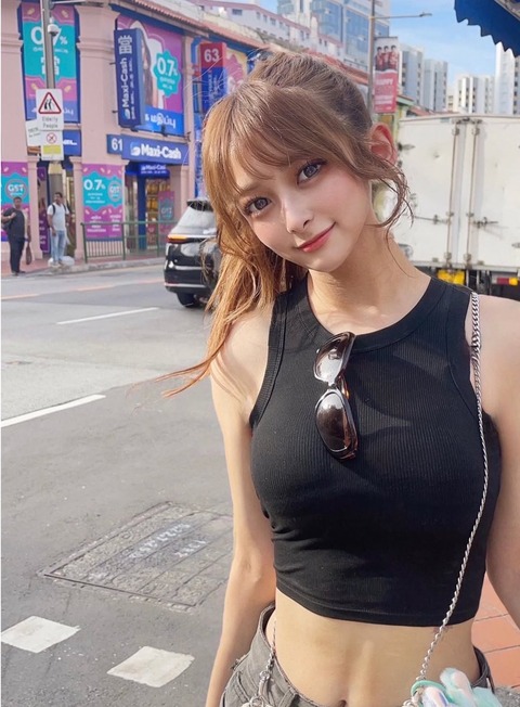 【画像あり】慶應卒の美人女性、シンガポールの信号柱を曲げる