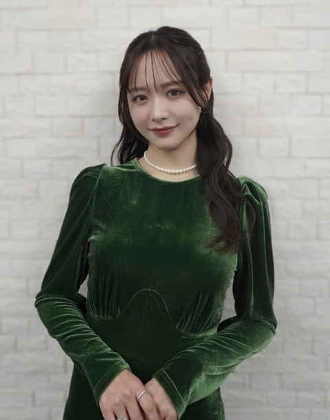 【朗報】森香澄さん、阪急電車の座席シートみたいなドレスを着てしまう