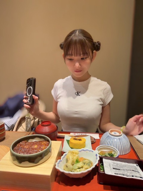 【画像あり】中学生くらいに見える女の子がうなぎを食べてるけど、おっぱいにしか目が行かない