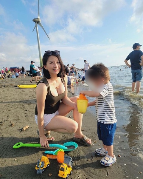【画像】海のママさんエッチ