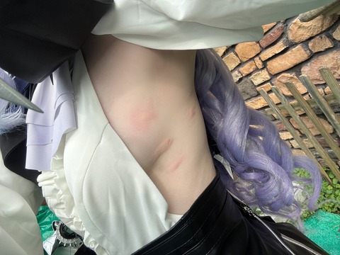 【画像】えちえちコスプレイヤー「横乳蚊に刺されたw」パシャっ
