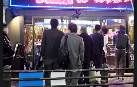 【画像】池袋のおしり丸出しガールズバー、大盛況