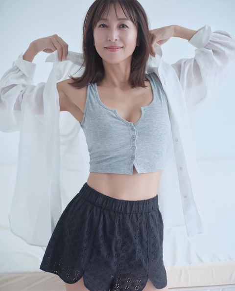 【芸能】かとうれいこ、26年ぶりのグラビア復帰！ 胸元チラ見せの美ボディーが「変わらない」「相変わらず綺麗」
