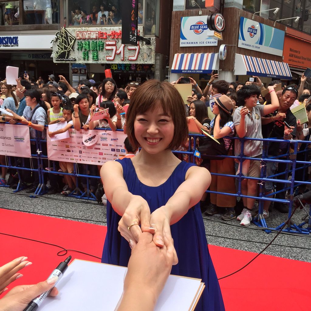 沖縄国際映画祭 国際通りレッドカーペットを行進するnmbメンバーがサイン 握手の神対応 Nmbさやみるきーまとめ 沖縄国際映画祭 国際通りレッドカーペットを行進するnmbメンバーがサイン 握手の神対応 Nmbさやみるきーまとめ