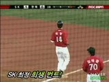 SKの1塁コーチ