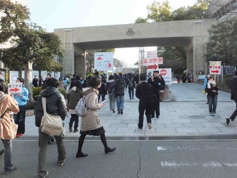 会場へ向かう受験生